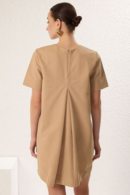 TRENDYOLMILLA Camel Genis Kesim Cep Detayl? Mini Gabardin Dokuma Elbise TWOSS25EL00138
