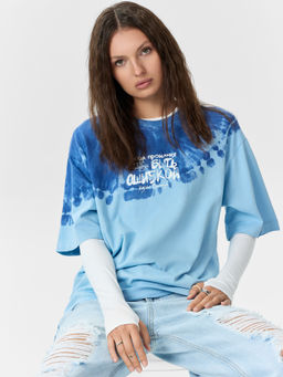 Футболка женская голубая с надписью Быть ошибкой - Mark formelle фото 8