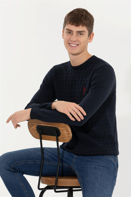 Мужской темно-синий трикотажный свитер с круглым вырезом Неожиданная скидка в корзине