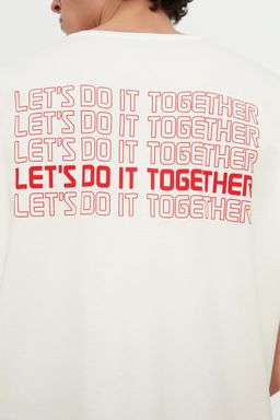 Ekru Oversize/Genis Kesim S?rt Yaz? Bask?l? %100 Pamuklu T-shirt TMNSS21TS1797