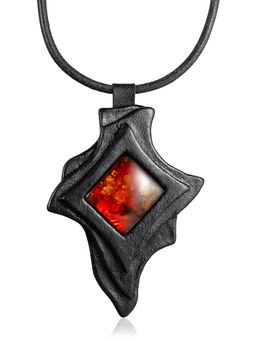 Колье из кожи Амазонка с коньячным янтарём