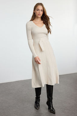 TRENDYOLMILLA Tas Midi Triko Kemerli Volanl? Elbise TWOAW25EL00036