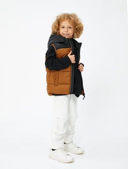 Пуховик для мальчика с капюшоном и карманом цветных блоков на молнии