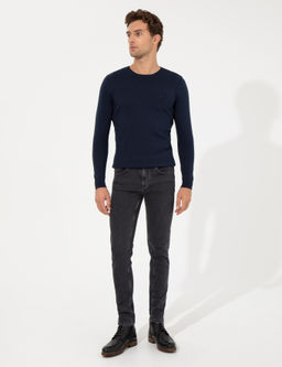 Базовый трикотажный свитер приталенного кроя темно-синего цвета с круглым вырезом - Cacharel фото 3