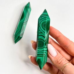 Кристалл двухконечный из Малахита