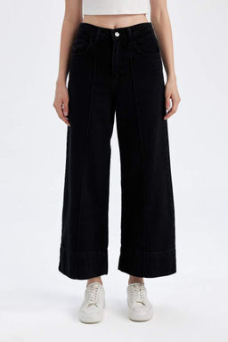 Короткие укороченные джинсовые брюки с высокой талией и широкими штанинами