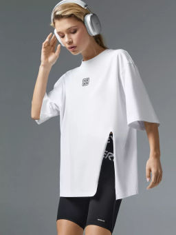 Футболка оверсайз с разрезом белая