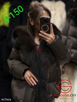 Зимняя женская куртка с капюшоном и мехом