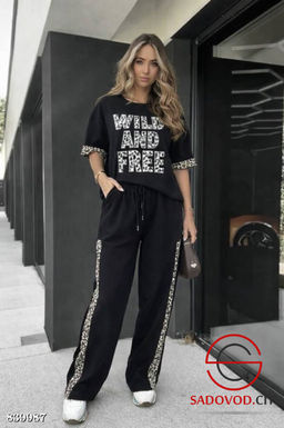 Спортивный женский костюм