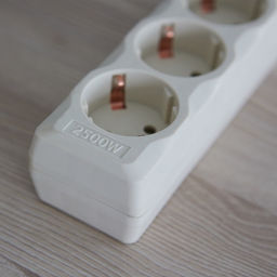 S-GSU5-1,5 IVORY Cетевой фильтр серии Universal, 1,5м (Пвс 3*0,75), 5 гнезд, с/з. 10А. Защита от перенапряжения, короткого замыкания. TM Uniel.