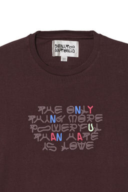 CAMISETA CROPPED FIT TEXTO AMOR / Marr?n