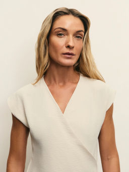 Струящийся топ на запах из фактурной ткани / Zarina фото 6