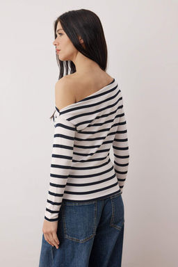 Lacivert Cizgili Premium Yumusak Kumasl? Fitted/Vucuda Oturan Kay?k Yaka Orme Bluz TWOAW24BZ00227