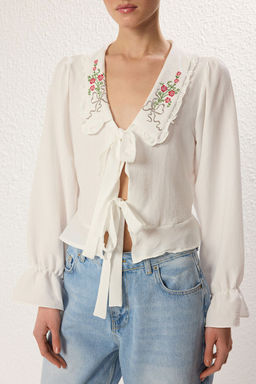 TRENDYOLMILLA Beyaz Yakada Nak?s Ve F?rf?r Detayl? Onden Baglamal? Regular Kal?p Dokuma Gomlek TWOSS25GO00033 фото 3