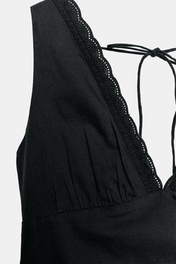 TOP FLUIDO BORDADOS VOLANTE / Negro