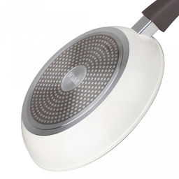 Сковорода с антипригарным покрытием д22см Hygge, h4,5см, s3,3мм, дно д17,8см, s3,8мм, кованый алюминий, съемная бакелитовая ручка с покрытием soft-touch, молочный/коричневый, TalleR (Китай) Подходит для всех видов плит, включая индукционную. - Домашняя мода фото 5