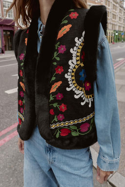 EMBROIDERED FAUX FUR GILET WITH CONTRASTING DETAILS - Zara фото 2