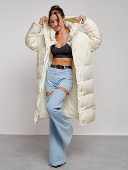 Пальто утепленное молодежное зимнее женское светло-бежевого цвета 52395SB - Holdluck фото 17