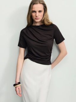 Приталенная футболка из модала / Zarina