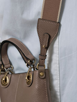 Сумка кожаная кросс-боди Deboro 30347 тауп