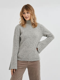 серая меланжевая водолазка с воротником стойкой и с расклешенными рукавами