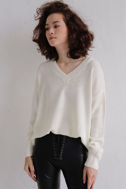 Базовый пуловер с V-образным вырезом