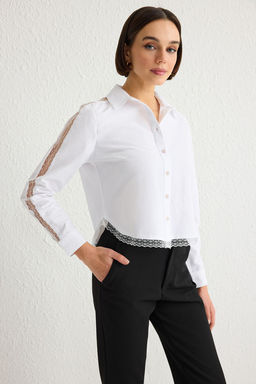 TRENDYOLMILLA Beyaz Kol ve Omuzlarda Dantel Detayl? Regular Normal Kal?p Dokuma Gomlek TWOSS25GO00049