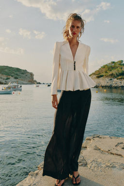 BLAZER ENTALLADA HOMBRERAS / Beige claro