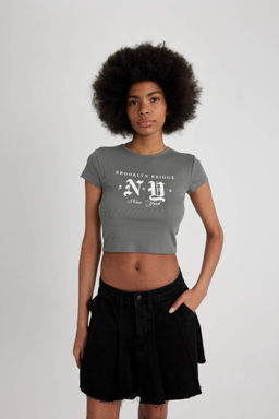 Приталенная футболка с короткими рукавами и круглым вырезом в рубчик с принтом