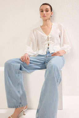 Trendyolmilla Beyaz Brode Kumas Baglama Detayl? Regular Normal Kal?p Dokuma Gomlek TWOSS25GO00051