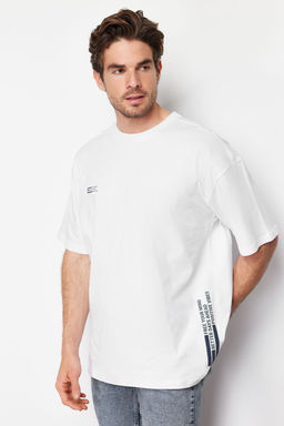 TRENDYOL MAN Beyaz Oversize Yaz? Bask?l? %100 Pamuklu T-Shirt TMNSS24TS00075