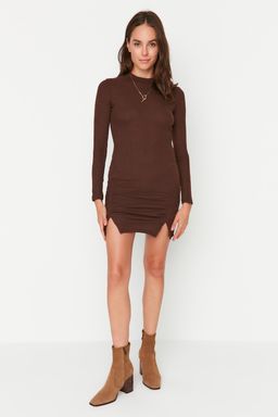 Trendyolmilla Kahverengi Dik Yaka Vucuda Oturan Uzun Kollu Y?rtmacl? Mini Fitilli Esnek Orme Elbise TWOAW23EL00506  фото 2