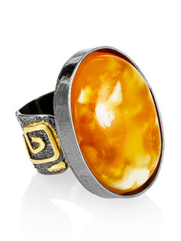 Крупное овальное кольцо, украшенное медовым янтарём с пейзажной текстурой Апейрон