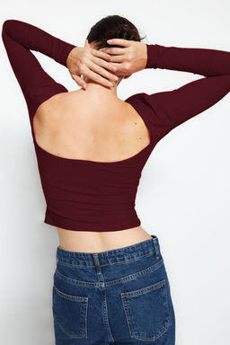Koyu Bordo Pamuklu S?rt Dekolteli Fitted/Vucuda Oturan Esnek Orme Bluz TWOAW24BZ00160