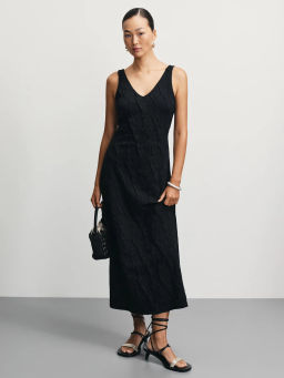 Фактурное платье прилегающего кроя / Zarina