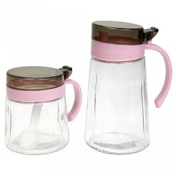 Кувшин (емкость) стеклянный для масла, уксуса и молока 0,65л, д9,5см, h18см + банка стеклянная для специй 0,4л, д9,5см, h10,7см, с ложкой, пластмассовые цветные крышки с ручкой, в цветной коробке (Китай)