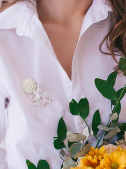 Брошь Цветок, роза нежная, цвет белый в серебре