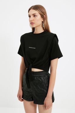 TRENDYOLMILLA X Sagaza Studio Siyah Sloganl? Orme T-Shirt TPRAW22TS0214  фото 8