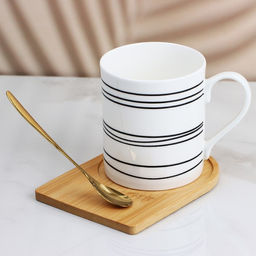 Кружка керамическая на деревянной подставке «Прятки», 330 мл, с ложкой, белая