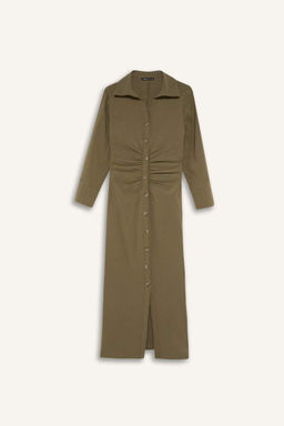 Базовое бенгальское платье с воротником рубашки и присборенной талией на пуговицах до половины рукава - Defacto фото 6