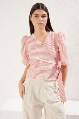 K?rm?z? Kruvaze Baglama Detayl? Gofre Kumas Dokuma Bluz TWOSS24BZ00345