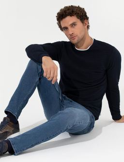 Синие джинсовые брюки узкого кроя