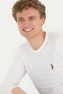 Мужской белый базовый трикотажный свитер с круглым вырезом