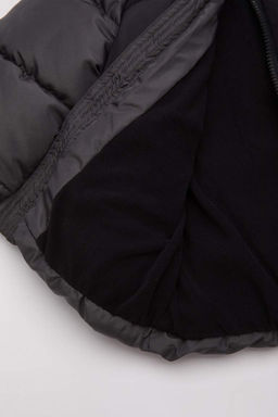 Водонепроницаемое пальто на флисовой подкладке с капюшоном для маленьких мальчиков - Defacto фото 3