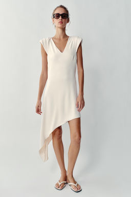 VESTIDO CORTO ASIM?TRICO HOMBRERAS / Crudo