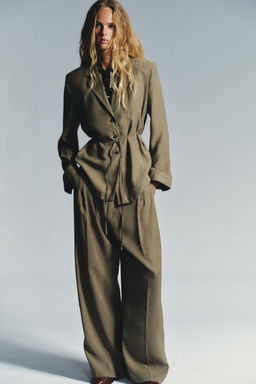 BLAZER WITH SHOULDER PADS AND THIN BELT