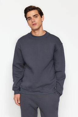 TRENDYOL MAN Antrasit Oversize/Genis Kesim Yar?m Bal?kc? Yaka Harf Nak?sl? Sweatshirt Ici Polarl? TMNAW24SW00046