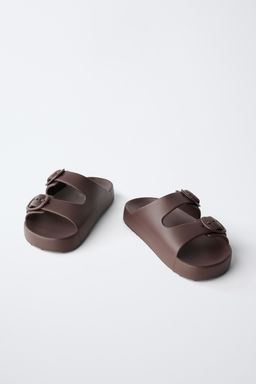 SANDALIA ENGOMADA HEBILLAS / Marr?n