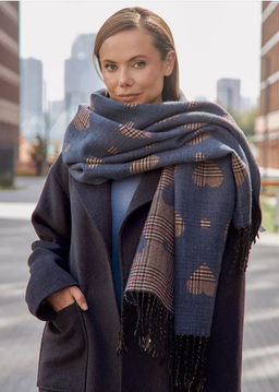 в составе ШЕРСТЬ и КАШЕМИР Большой, мягкий, теплый однотонный двусторонний палантин.