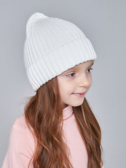 Молочная вязаная шапка